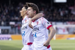 La joie de l'attaquant valaisan Ilyas Chouaref, gauche et le defenseur valaisan Joel Schmied, droite (buteur), lors de la rencontre du championnat de football de Challenge League entre le FC Sion et le AC Bellinzona ce dimanche, 3 mars 2024 au stade de Tourbillon a Sion. (KEYSTONE/Cyril Zingaro)